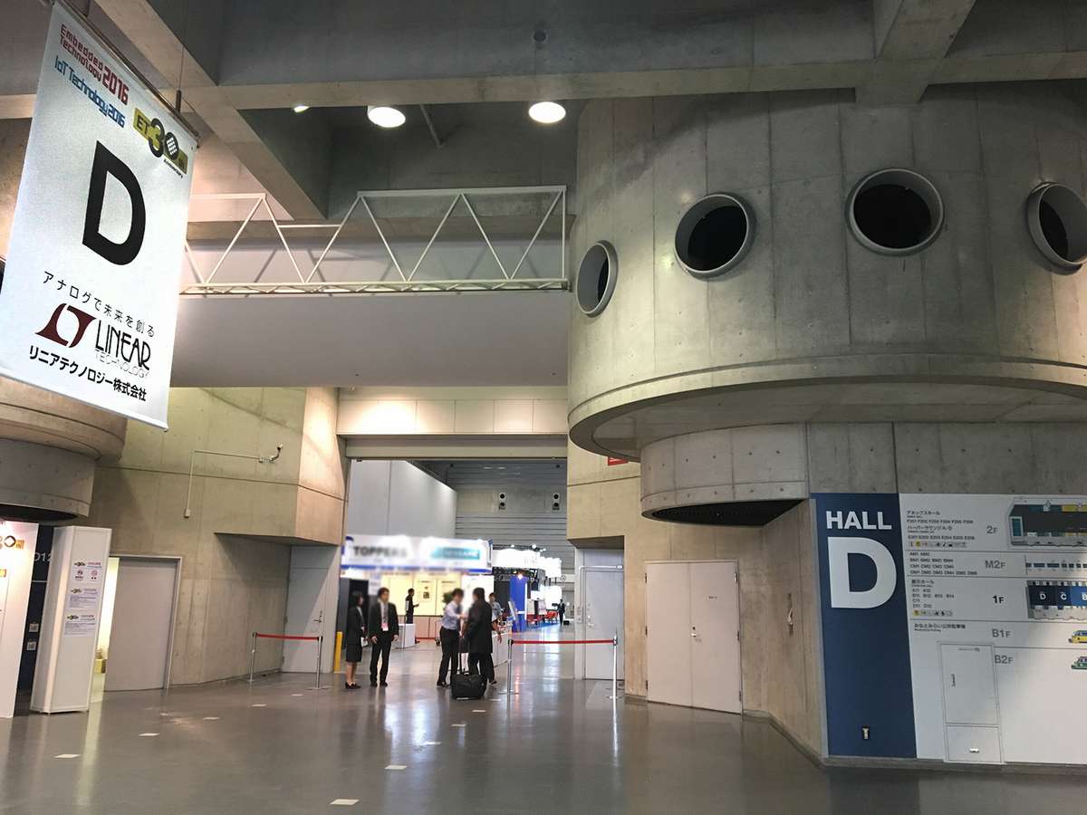 HALL D 出入り口