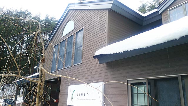 雪の積もった社屋の屋根