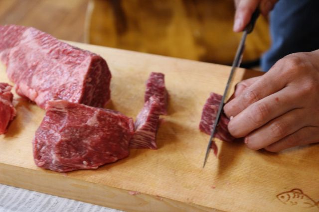 肉を切ります。