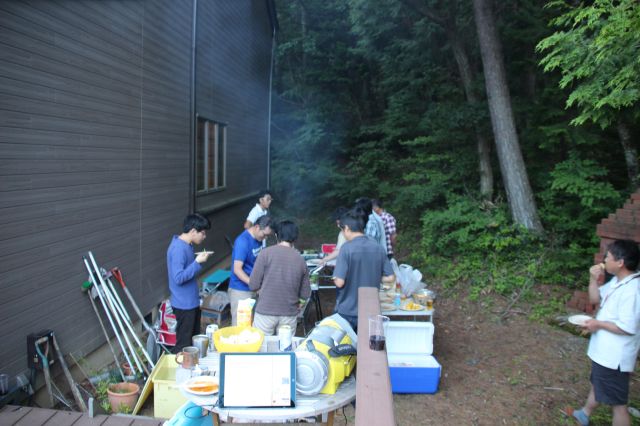 社屋の隅で焼いています。