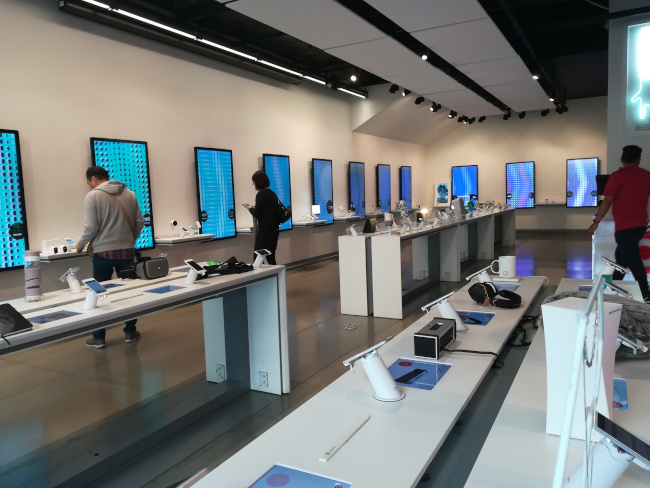 最新のスマートデバイスを展示、販売しているストア