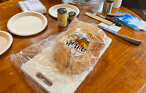 差し入れのまな板に乗った骨付きハム