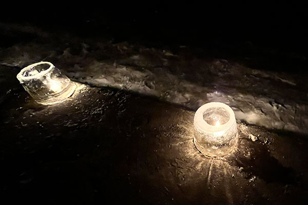 道を照らすアイスキャンドル