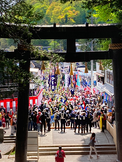 境内から見る御柱祭